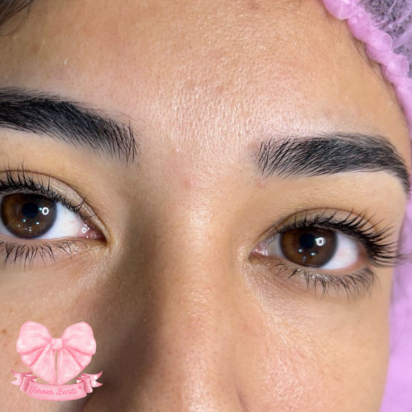 PERFILADO DE CEJAS CON HILO (INCLUYE ENTRECEJO) + TINTURA CON HENNA DE CEJAS + LIFTING DE PESTAÑAS SIN TINTE