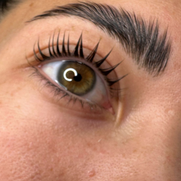 PERFILADO DE CEJAS CON HILO (INCLUYE ENTRECEJO) + TINTURA CON HENNA DE CEJAS + LIFTING DE PESTAÑAS CON TINTE	