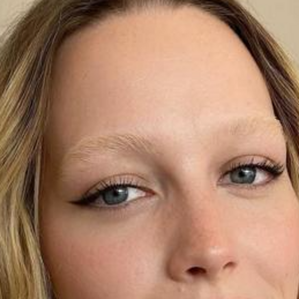 DECOLORACIÓN DE CEJAS