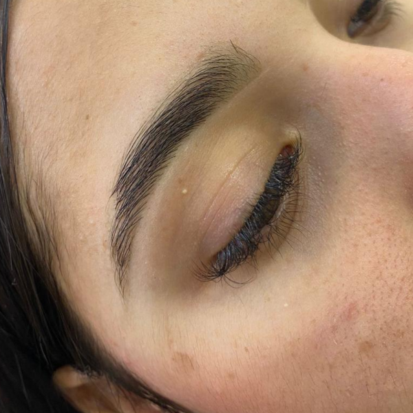 Depilación con hilo y sombreado de cejas