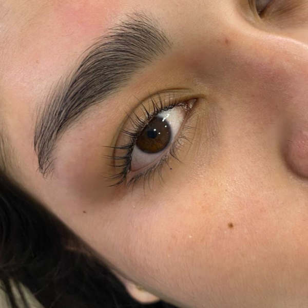 Depilación con hilo y sombreado de cejas