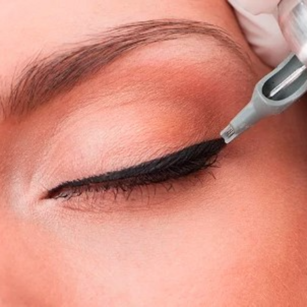 Delineado de ojos CON cola