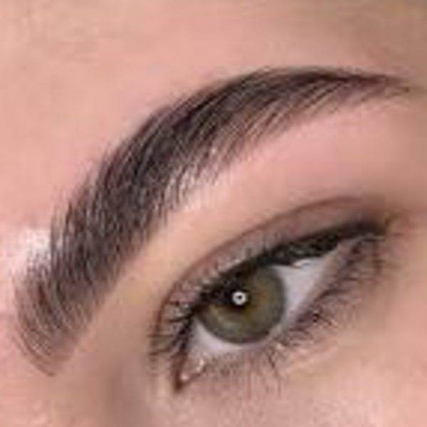 Perfilado de cejas con fijación
