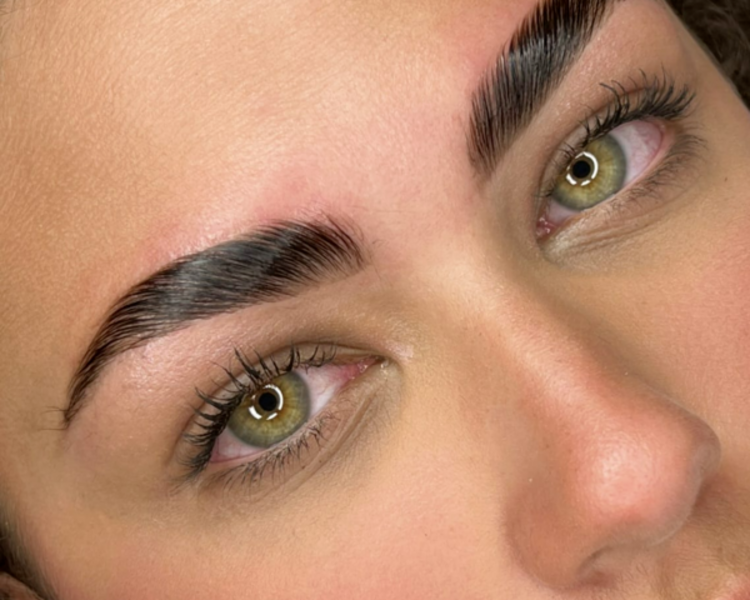 Laminado de cejas con Velia 