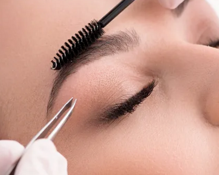 Perfilado de cejas con Velia 