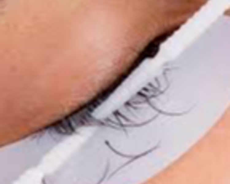 Retiro de extensiones de pestañas de otro salón para un nuevo servicio