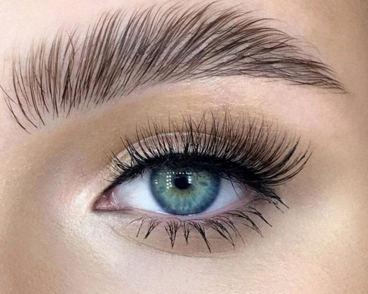 Extensiones de pestañas clasicas + laminado de cejas con cintia 